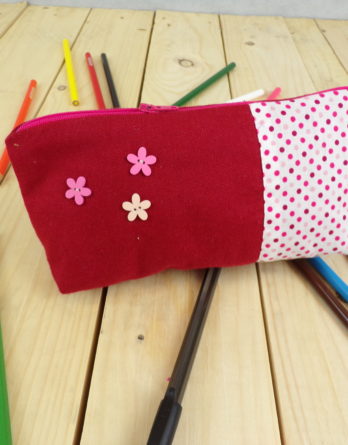 Trousse bordeaux à pois et fleurs