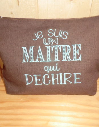 trousse marron "Je suis un maître qui déchire"