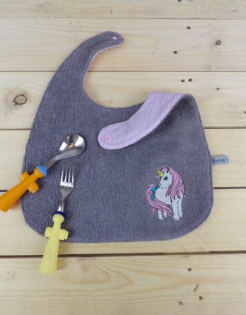 Bavoir gris brodé licorne