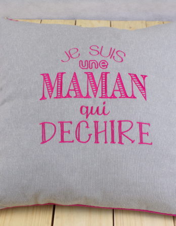coussin "je suis une maman qui déchire"