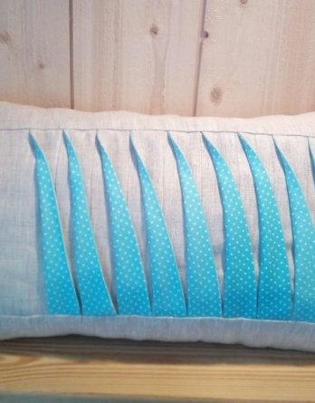 coussin en lin à plis asymétrique
