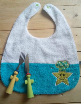 Bavoir réversible blanc et turquoise brodé chef étoile