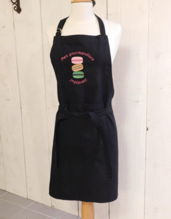 Tablier noir brodé macarons