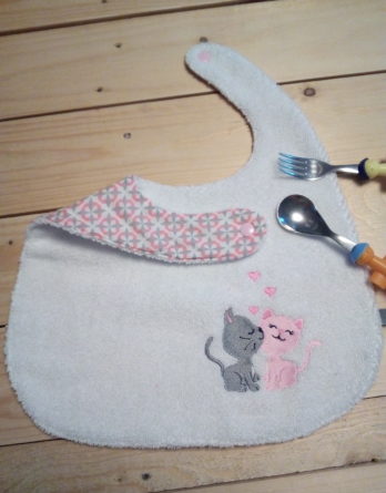 Bavoir blanc brodé chatons