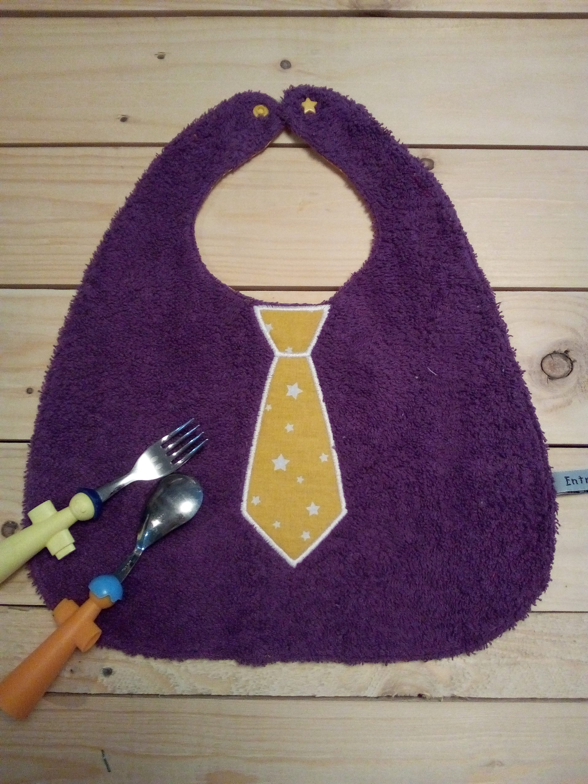 Bavoir violet brodé cravate – Image 3