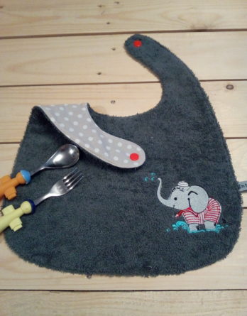 Bavoir gris brodé éléphant