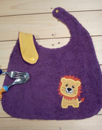 Bavoir  violet brodé lion