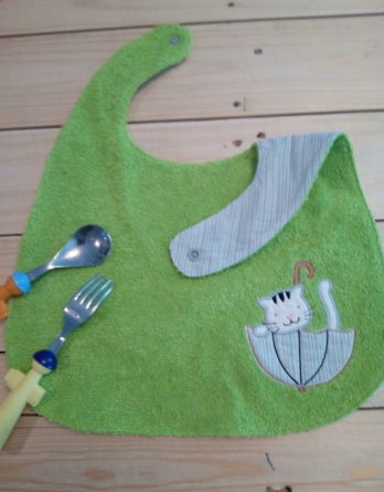 Bavoir anis brodé chat