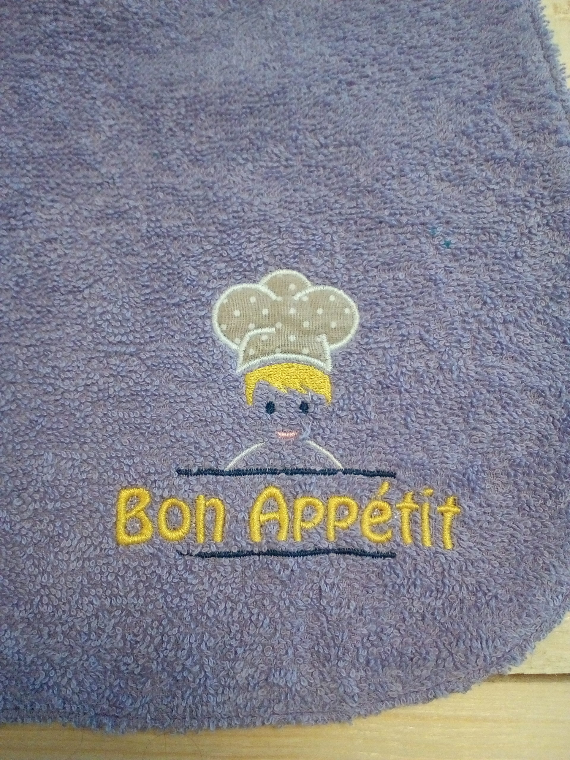 Bavoir mauve brodé cuisinier – Image 2