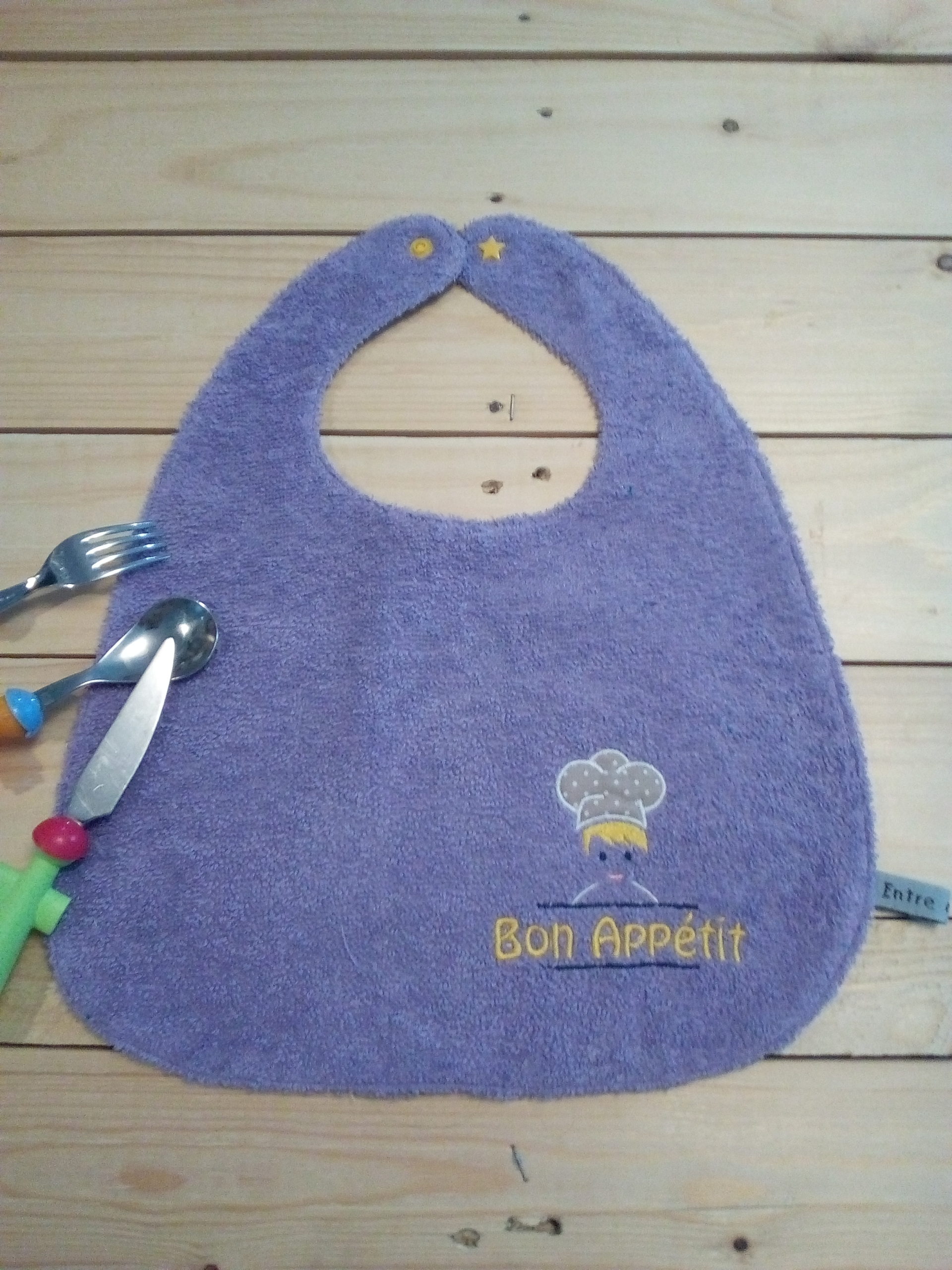 Bavoir mauve brodé cuisinier – Image 3