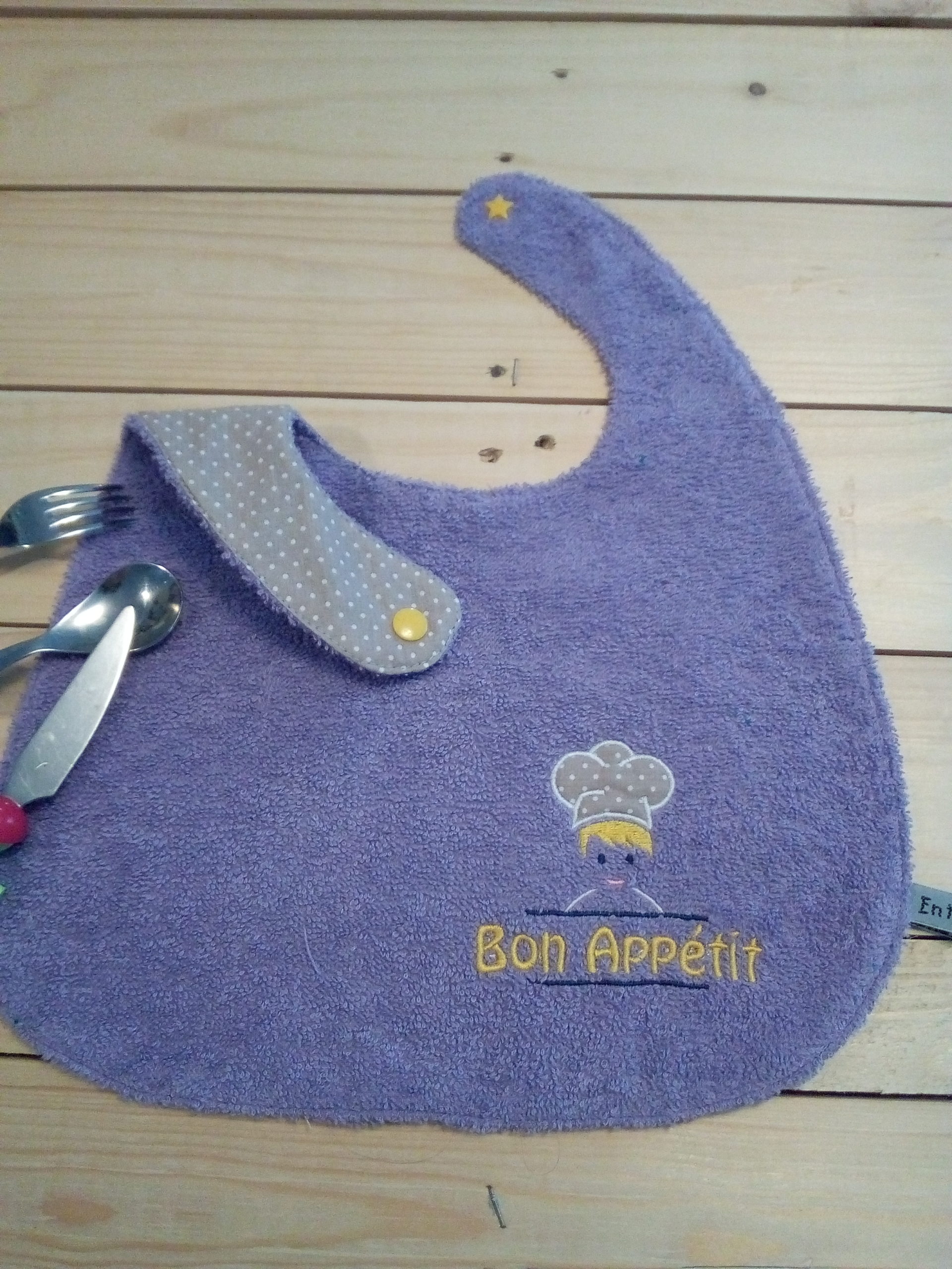 Bavoir mauve brodé cuisinier