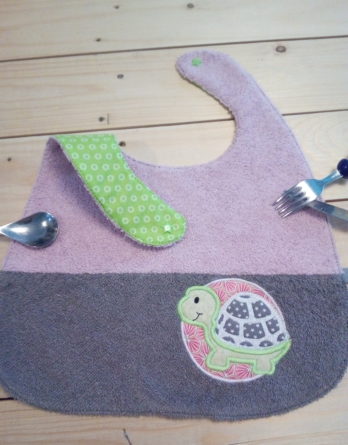 Bavoir parme et gris brodé tortue